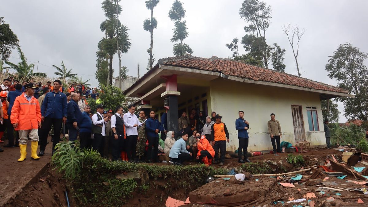 Penanggulangan Longsor Bandung Barat, Menko PMK: Operasi SAR 24 Jam Nonstop