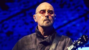 Paul Bonehead Arthurs Masih Pakai Gitar yang Sama untuk Oasis dari 1984 hingga 2025