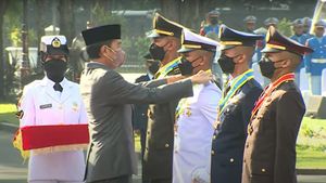 Lantik Perwira TNI-Polri, Pesan Jokowi: Pahami Strategi Pertahanan Masa Depan