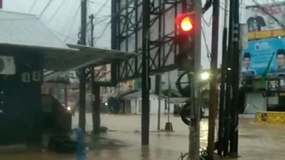 ar sur les pluies de deux heures dans la région de Samarinda : trois maisons ont été emportées par des déchets