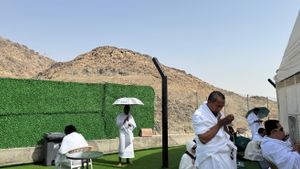 في منتصف الحرارة المتطرفة التي تصل إلى 45 درجة ، يمكن للحجاج الحصول على مرافق خيمة AC