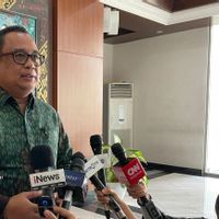 Istana Respons Pembentang Spanduk ‘Selamat Datang Bapak Jokowi. Kami Sudah Pintar, Kami Pilih Ganjar’ saat Jokowi Kunker