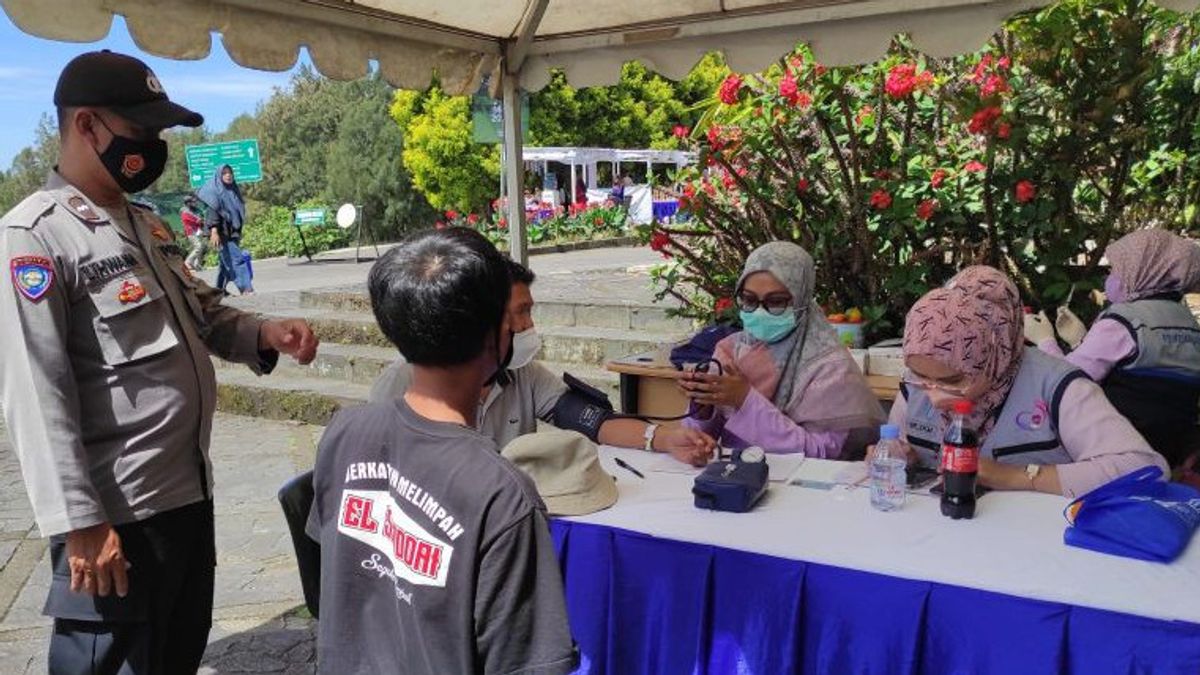 Cianjur旅游景点的疫苗接种网点为数十名游客提供服务