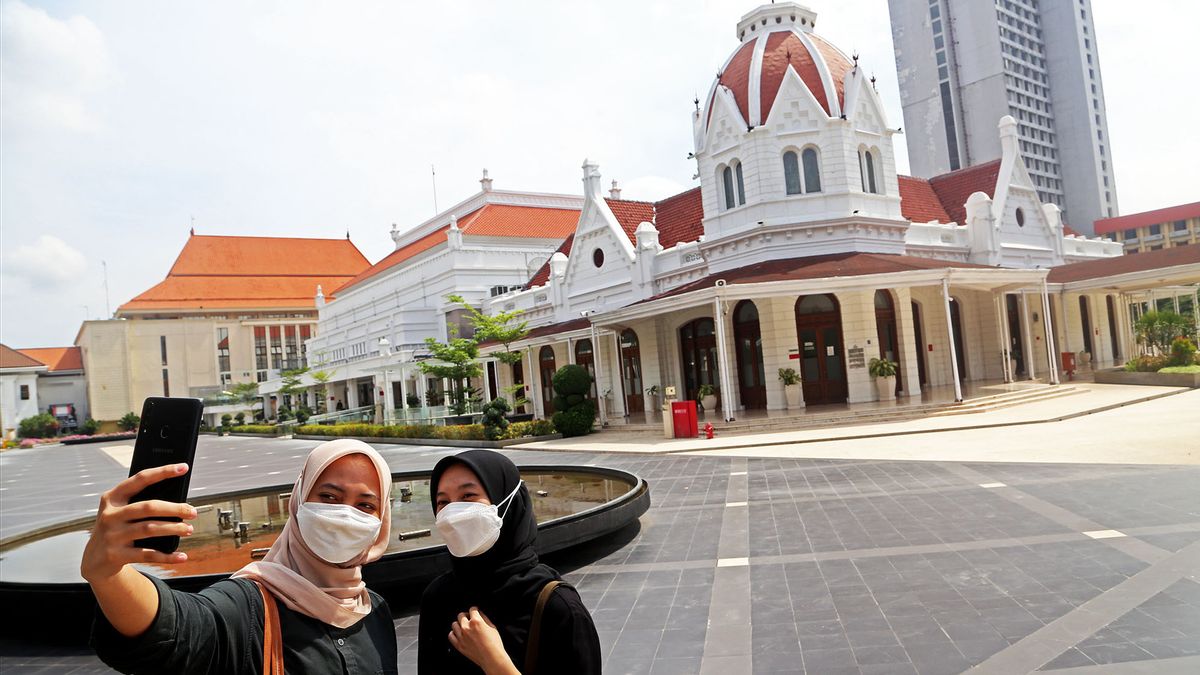 Le gouvernement de la ville de Surabaya obligatoire de prendre des photos et des vidéos dans les salons de jeunesse payantes pour un projet commercial