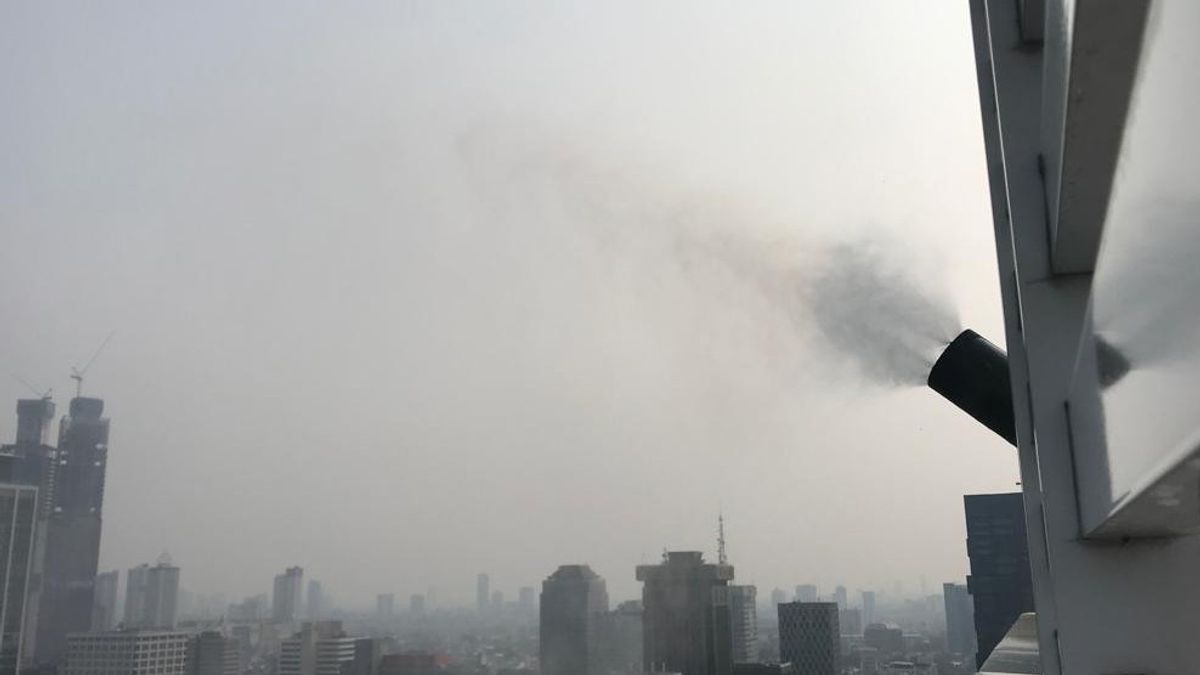 Seeing How Water Mist Works, Air Pollution Water Sprayers From Above The Building