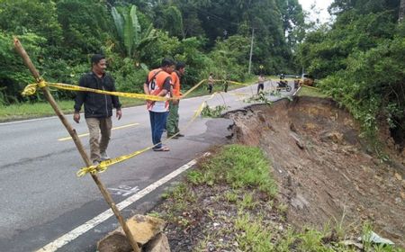 Hujan Deras, Jalur Perbatasan Kaltim-Kalbar di Putussibau Longsor Sepanjang 38 Meter