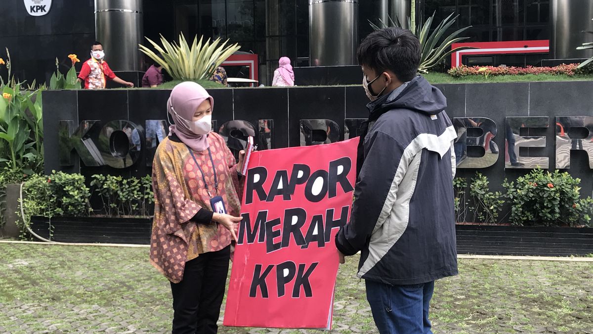 ICW Serahkan Rapor Merah ke KPK: Kami Beri Nilai E atau Tidak Lulus