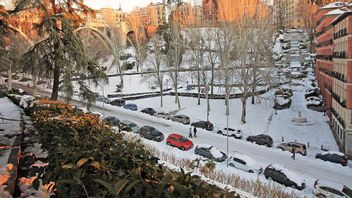 A number of Schools, Roads and Train Tracks in Madrid Closed due to Snow