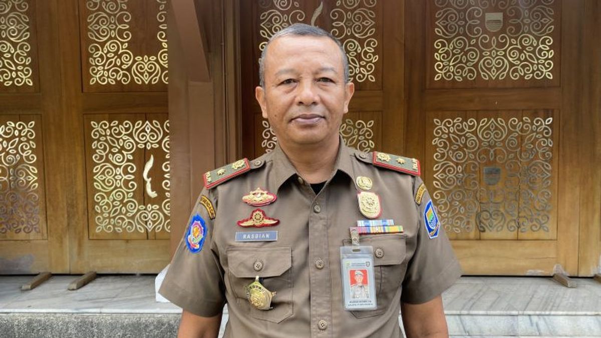 Satpol PP Bandung集中的に地域規制に違反する小道具を襲撃する