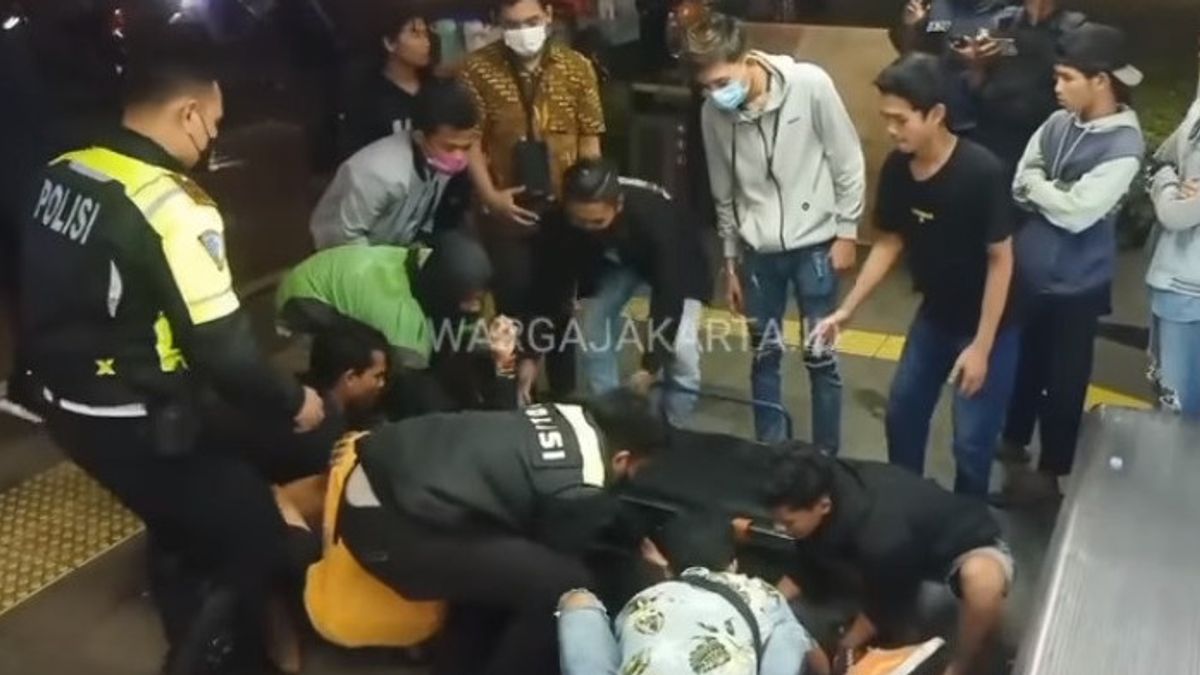 Police Call 3 Teenage Boys Lying At GBK Sudirman Bus Stop Victims Of Begal
