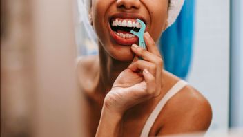定期的な歯ブラシに加えて、これは口臭を取り除く方法です