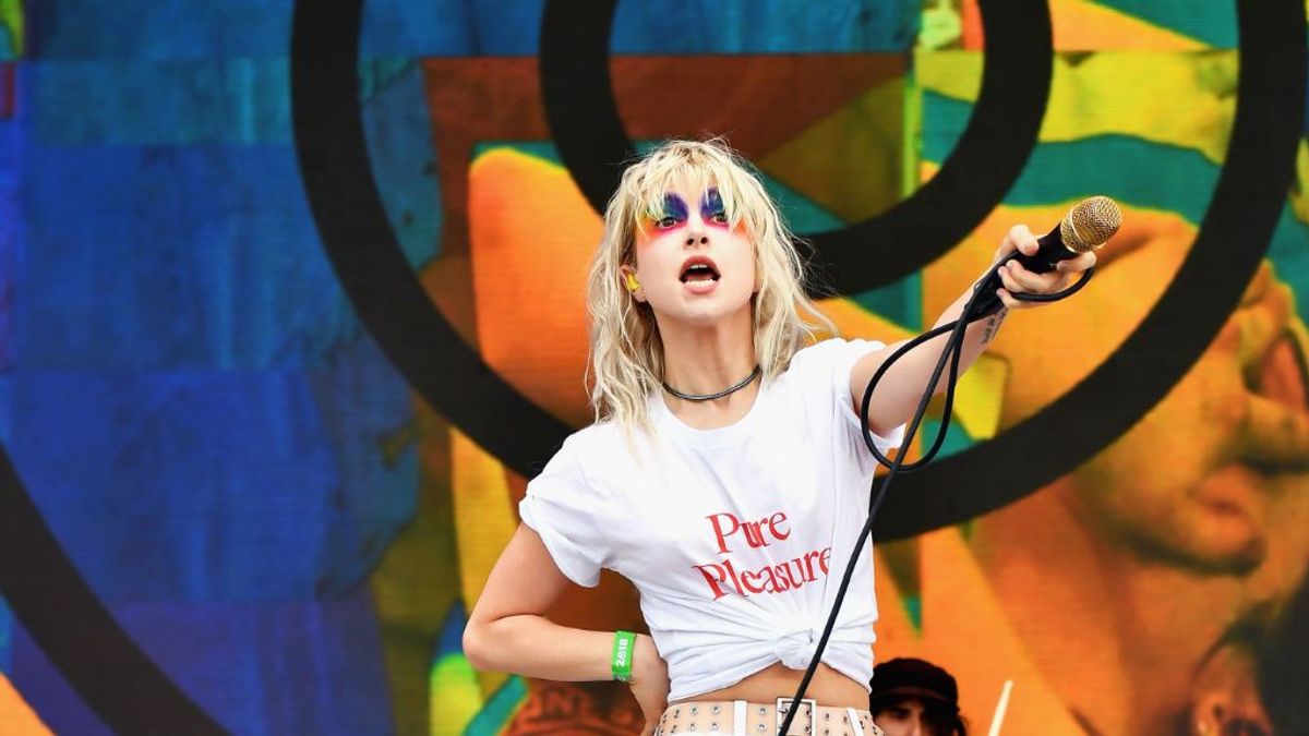 Saat Hayley Williams 'Cosplay' Jadi Freddie Mercury di Wembley