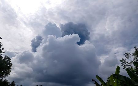 Kamis Pagi, Gunung Ibu Malut Lontarkan Abu Vulkanik hingga 5 KM