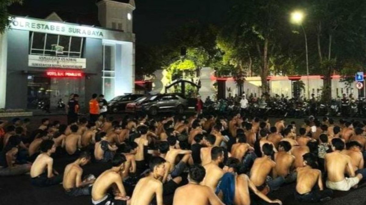بعد المضايقات في تونجونجان سورابايا، ألقت الشرطة القبض على مئات الشباب في القافلة