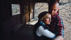 5 Cara Mendukung Pasangan agar Lebih Percaya Diri
