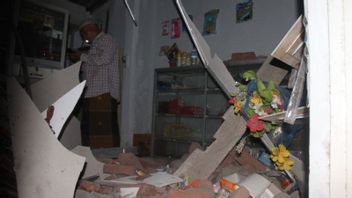 龙目岛中部的一所房屋在巴厘岛南部地震中受损