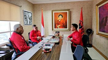 Berkemeja Merah, Gibran Penuhi Panggilan DPP PDIP