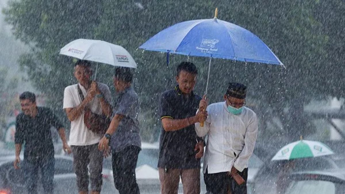 Warga Jakarta, Siapkan Payung! Hujan Guyur Ibu Kota Siang hingga Malam