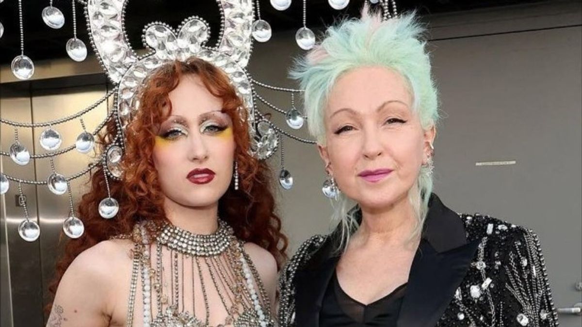 Chapell Roan Soroti Autentisitae Cyndi Lauper di Panggung Rock & Roll Hall of Fame