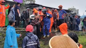 rénal d'aider le mari, la grand-mère à Temanggung est tombée ensemble tuée par le courant de la rivière