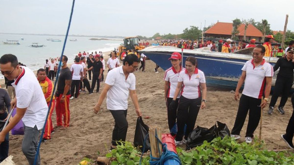 Ribuan Anggota Korpri Bersih-bersih, Kumpulkan 26 Ton Sampah di Pantai Jerman Kuta