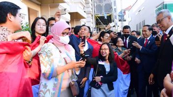 Indonesian Citizens Waving Red And White Flags Welcoming Jokowi's Arrival In Germany