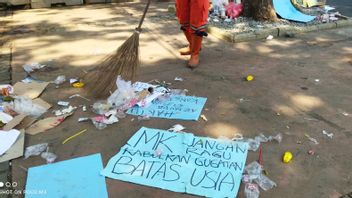 Giliran PPSU Bersihkan Sampah Poster yang Dibawa Pendemo di Jalan Medan Merdeka Barat