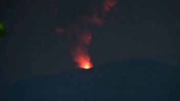 Gunung Ibu Erupsi, Kolom Abu Vulkanik Setinggi 700 Meter