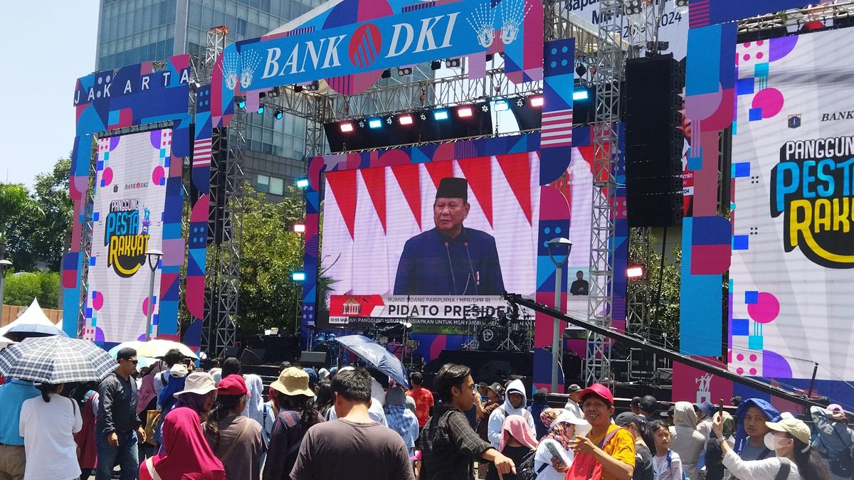 Sous le lever du soleil, des milliers de personnes passionnées ont assisté au discours du président Prabowo d'Enemotron