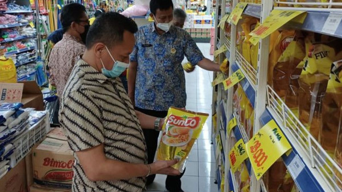 The Price Of Cooking Oil At Indomaret And Supermarkets In South Kalimantan Reaches IDR 52.000 Per 2 Liters, One Customer: It's Expensive, I Don't Buy It