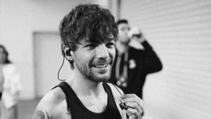 Louis Tomlinson Ungkap Alasan Tak Banyak Bawakan Lagu One Direction di Panggung Solo
