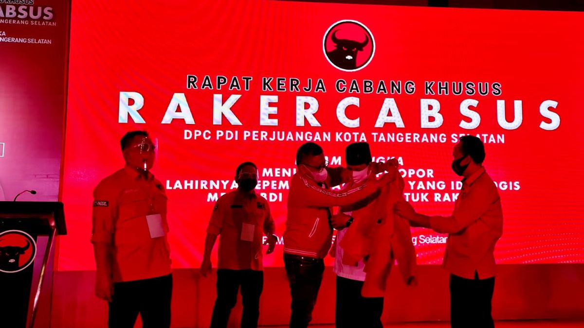 Muhamad Jadi Kader PDIP, Hasto Kristiyanto Sematkan Jaket dan Berikan Kartu Anggota