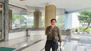 The Baby Dies, This Man Orates Alone At The Karawang Hospital