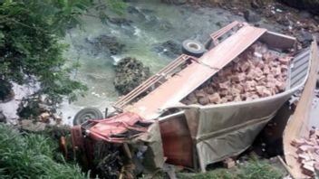 Camion Avec Des Nouilles Instantanées Tombe Dans Une Gorge à Cianjur, 1 Personne Tuée