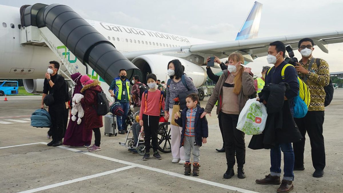 約26時間の飛行とメディナでトランジットを持っていた、ガルーダインドネシアはウクライナから80人のインドネシア市民を避難させました