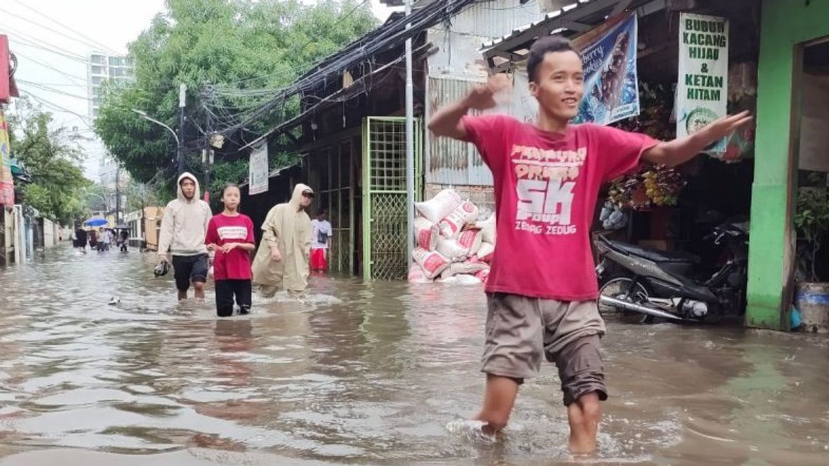 Three Fallen Trees And Six Roads In South Jakarta Inundated Due To Rain