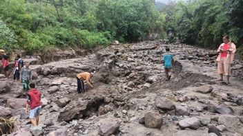 Banjir di Desa Podenura Nagekeo Merusak Badan Jalan Nangaroro-Maunori NTT, Kendaraan Tak Bisa Melintas