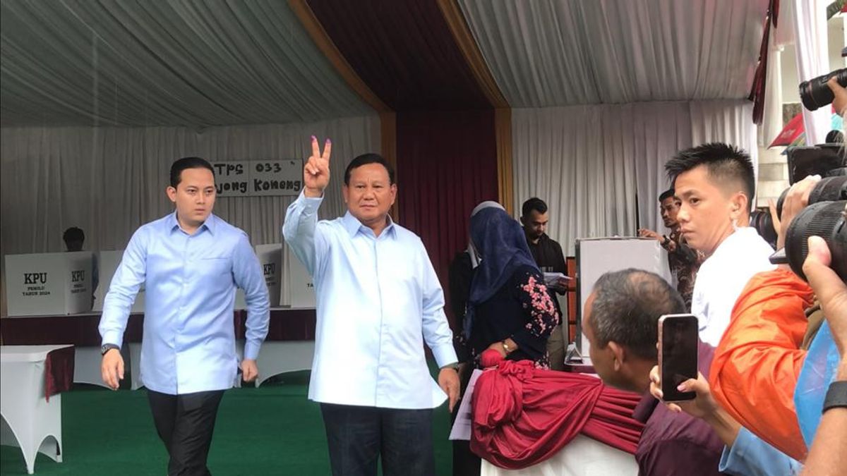 Nyoblos at TPS 033 Bogor, Prabowo Hindari Karpet Hijau to Show Salam Dua Jari Bertinta