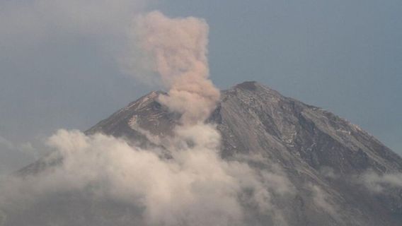 星期一早上,塞梅鲁火山爆发,喷洒拉瓦皮贾尔到烟雾喷发