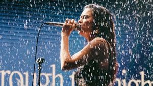 Hujan Deras Buat Foto Eva Celia di Panggung Joyland 2024 Makin Estetik