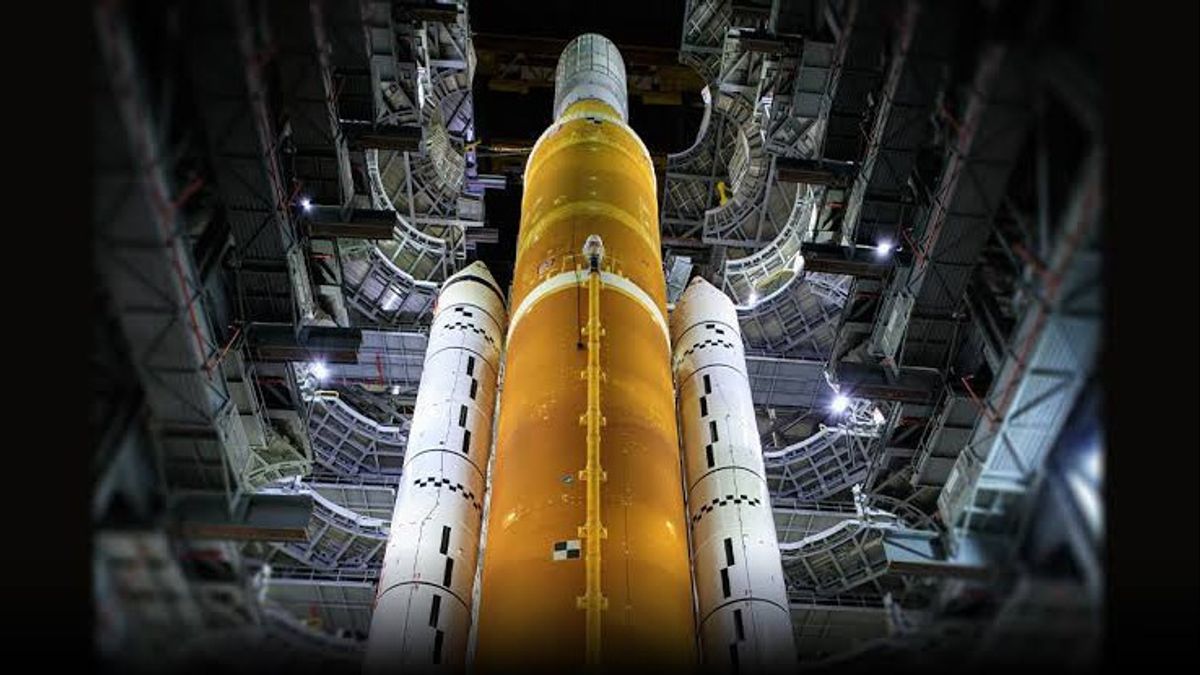 美国宇航局将SLS和猎户座巨型火箭送上发射台，月球训练开始！