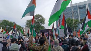 乌斯塔兹·费利克斯在美国大使馆前:“美国人支持以色列”