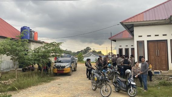 ration régionale de la cause des inondations déclenchant des habitants à Kendari, le personnel TNI / Polri déployé