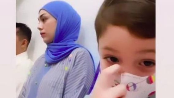 Cantik Berhijab Biru Saat Menyantuni Anak Yatim, Isu Celine Evangelista Mualaf Kembali Menguat