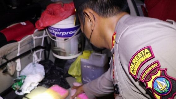 インドネシアで流通する必要があり、国際ネットワークからの4kgのメタンフェタミンの密輸がタンジュンピナン警察によって阻止されました
