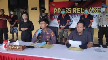 再次在没有官方文件的情况下运输木材，Kotawaringin Barat警方逮捕了Khairul Anam和Anom Priyo