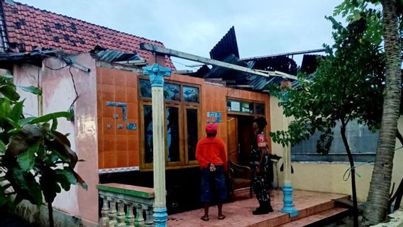 強風で被害を受けたシトゥボンドの数十軒の家屋