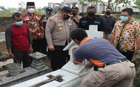 Kapolresta Ade Safri Pasang Patung Yesus di Makam Cemoro Kembar: Ini Tradisi Wong  Solo, Saudara dalam Kemanusiaan