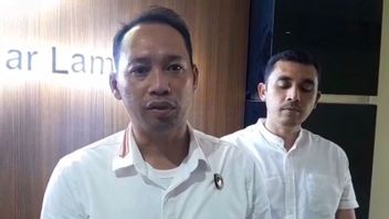 पुलिस ने बंदरलंपुंग में एक चेहरे के साथ प्लास्टिक में लिपटे शव की जांच की