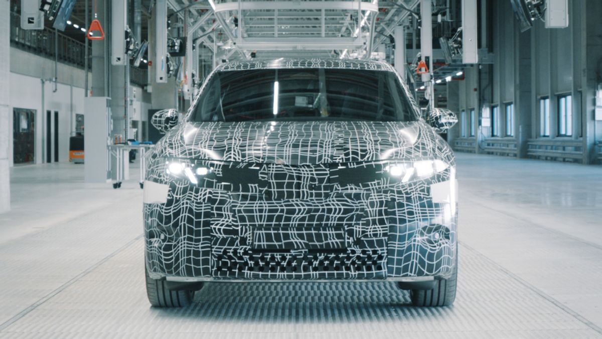 Le modèle d’essai neue de classe apparaît à une usine hongroise du groupe BMW, production finale en 2025